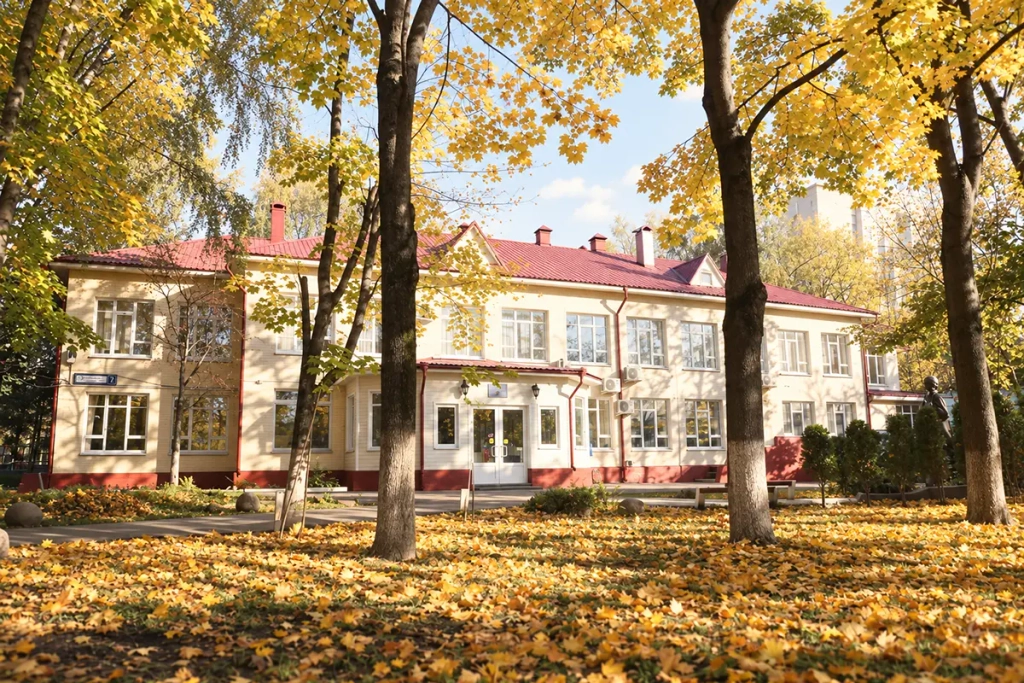 Школы запада Москвы. Ломоносовская школа на Кременчугской улице, 44, корпус 5